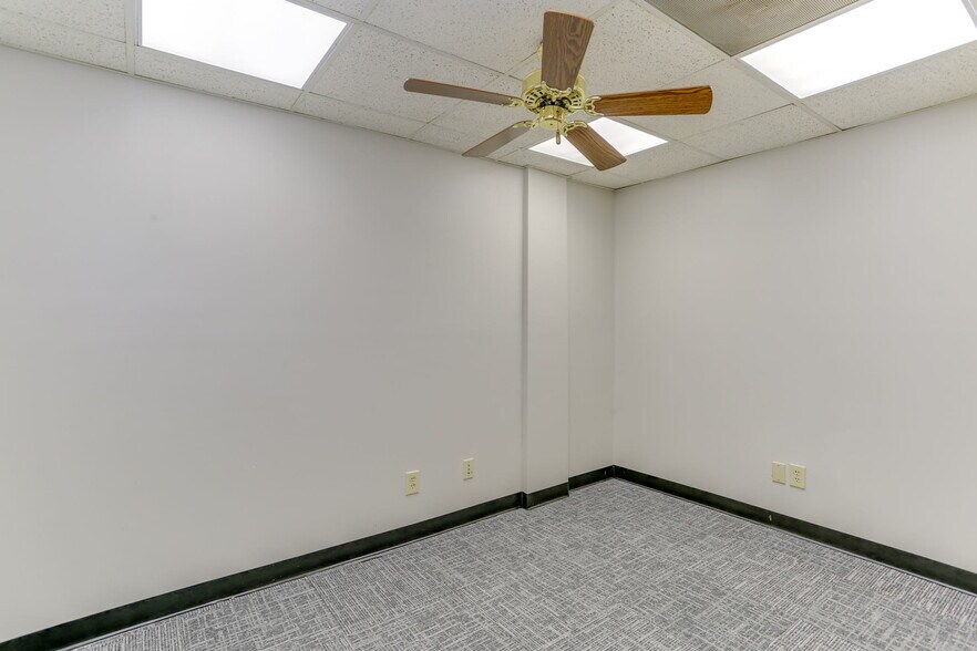 More Photos Of 1222 Executive Blvd, Chesapeake Showroom For Lease