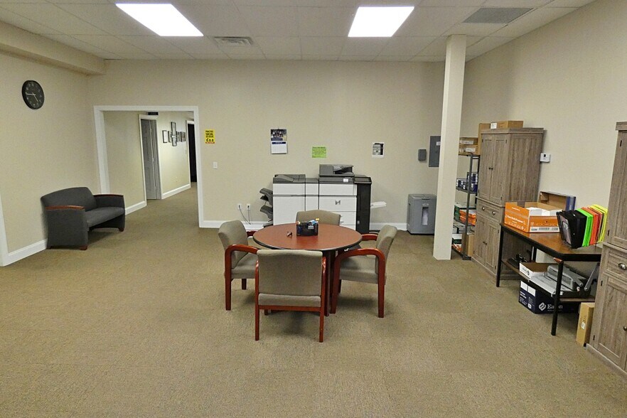 More Photos Of 10 W Main St, Lancaster Flex For Lease