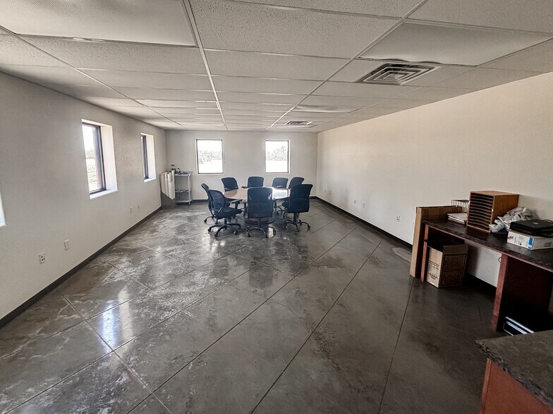 More Photos Of 9218 S Service Rd, Big Spring Office For Sale
