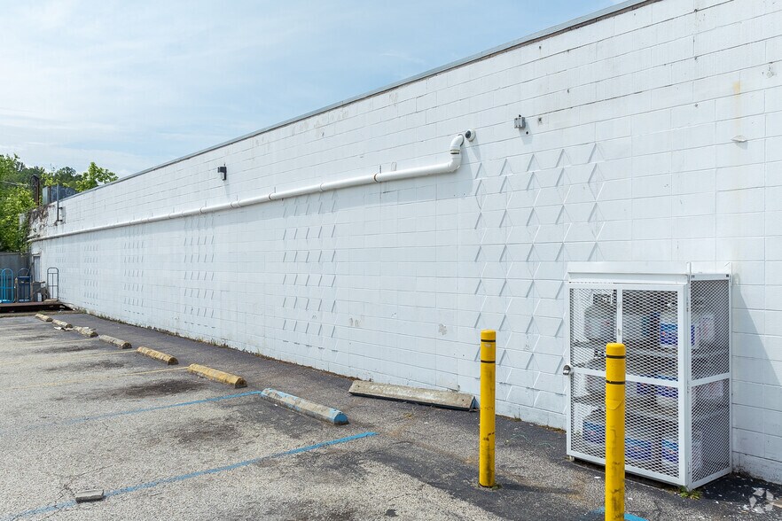 More Photos Of 412 Wurtland Ave, Greenup Freestanding For Lease