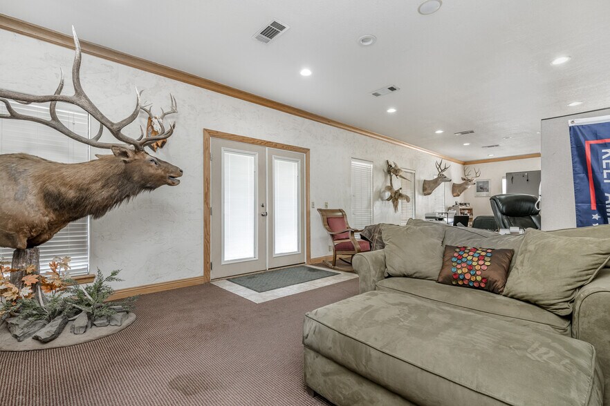 More Photos Of 11616 Tanglewood Rd, Amarillo Office For Sale