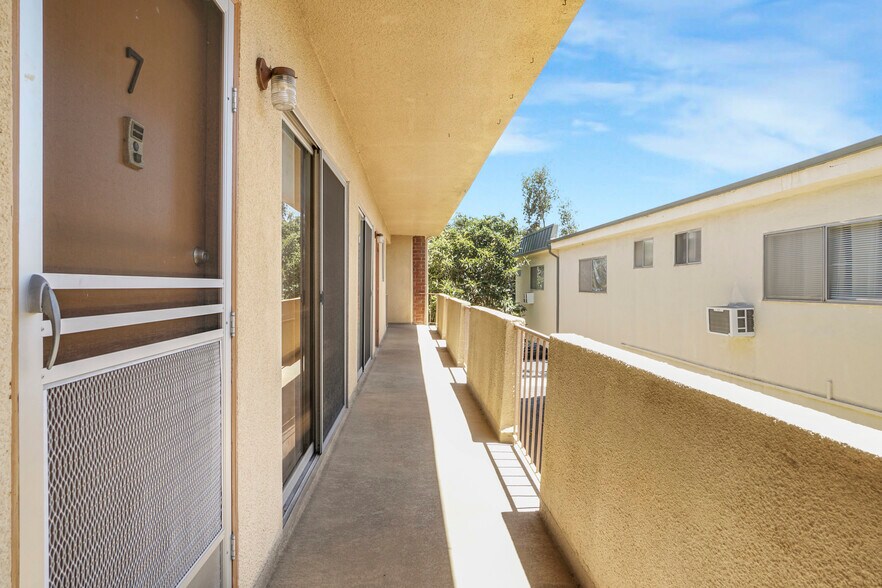 More Photos Of 11943 Kiowa Ave, Los Angeles Apartments For Sale