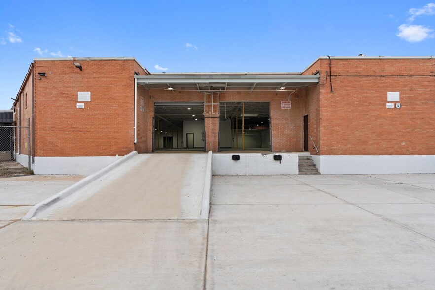 More Photos Of 8107 Chancellor Row, Dallas Warehouse For Lease