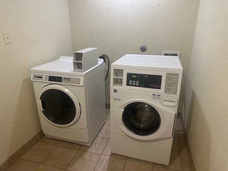 More Photos Of 702 Highway 146 S, La Porte Hotel For Sale