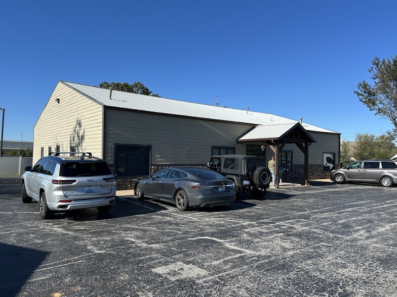 Primary Photo Of 188 Cal Batsel Rd, Bowling Green Office For Sale