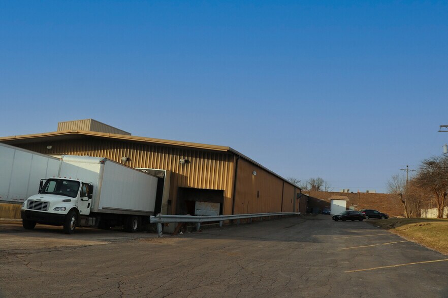 More Photos Of 6704 Pingree Rd, Crystal Lake Manufacturing For Lease