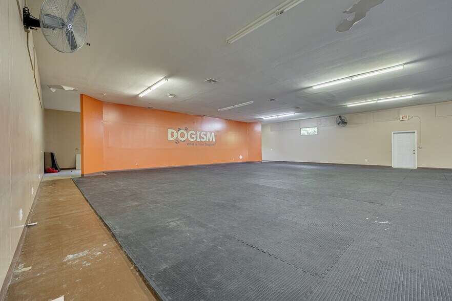 More Photos Of 110 Pine Ave, Oldsmar General Retail For Sale