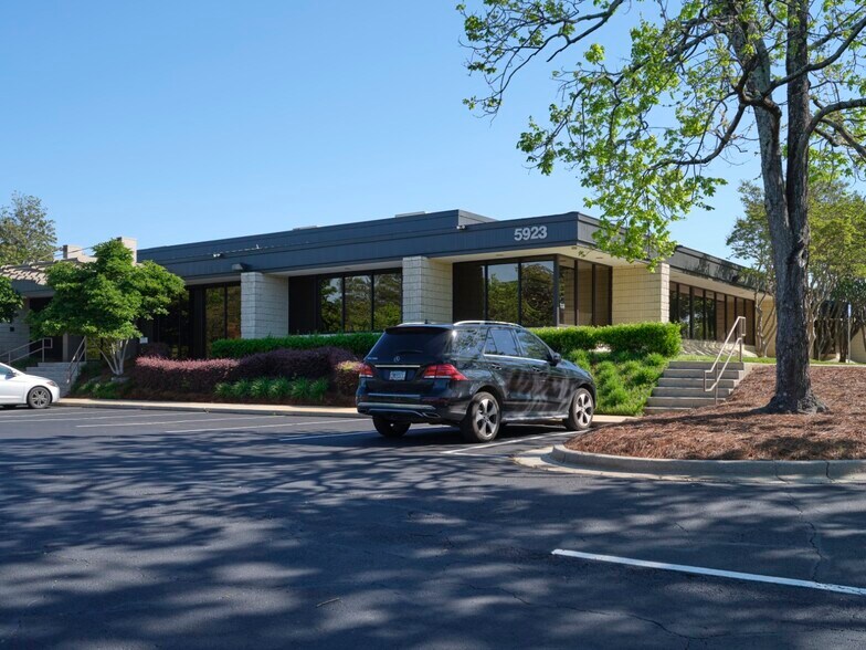 More Photos Of 5923 Peachtree Industrial Blvd, Peachtree Corners Light Distribution For Lease