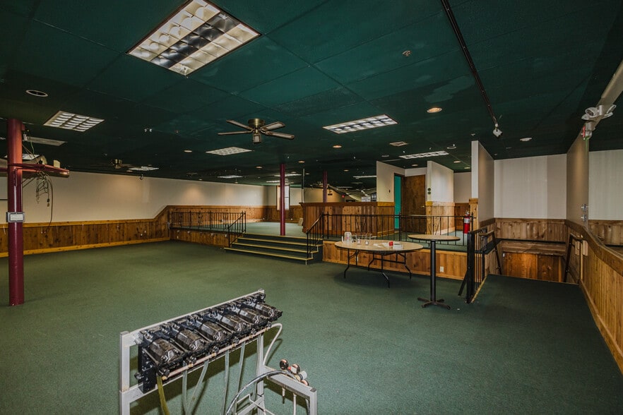 More Photos Of 830 N Kansas Ave, Topeka Bar For Sale