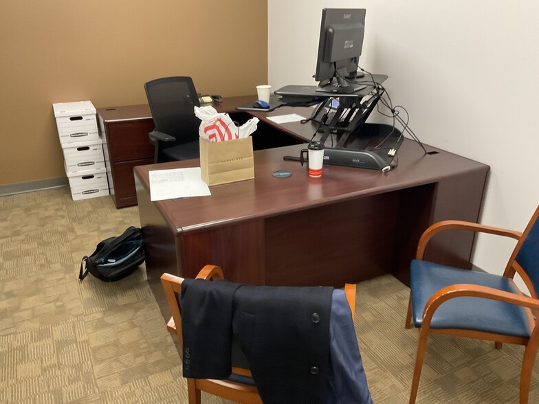 More Photos Of 2505 S Finley Rd, Lombard Office For Lease