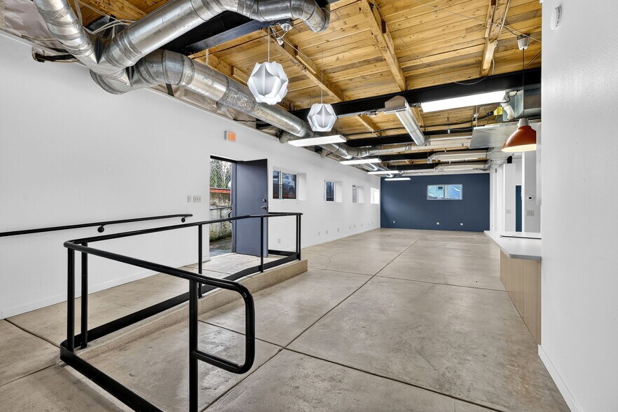 More Photos Of 12135 SE Lincoln St, Portland Office For Sale