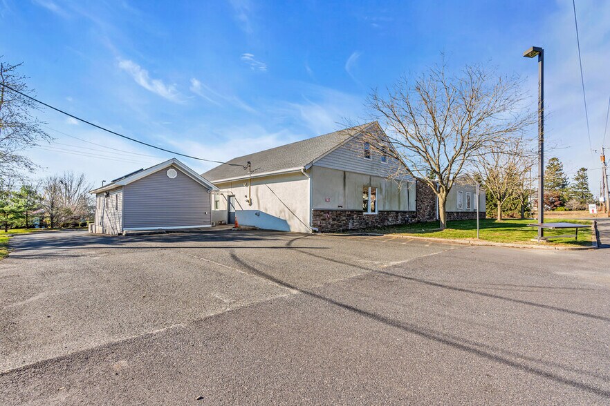 More Photos Of 3209 Atlantic Ave, Allenwood Showroom For Sale