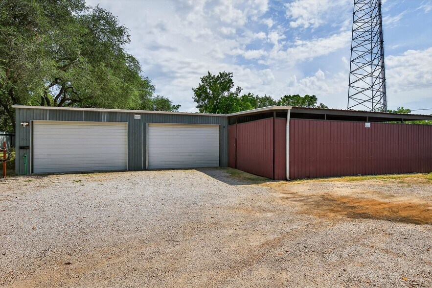 More Photos Of 201 W 9th St, Burnet Warehouse For Lease