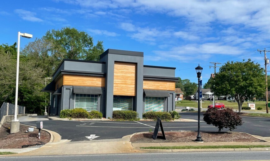 Primary Photo Of 1040 Main St, Altavista Fast Food For Sale