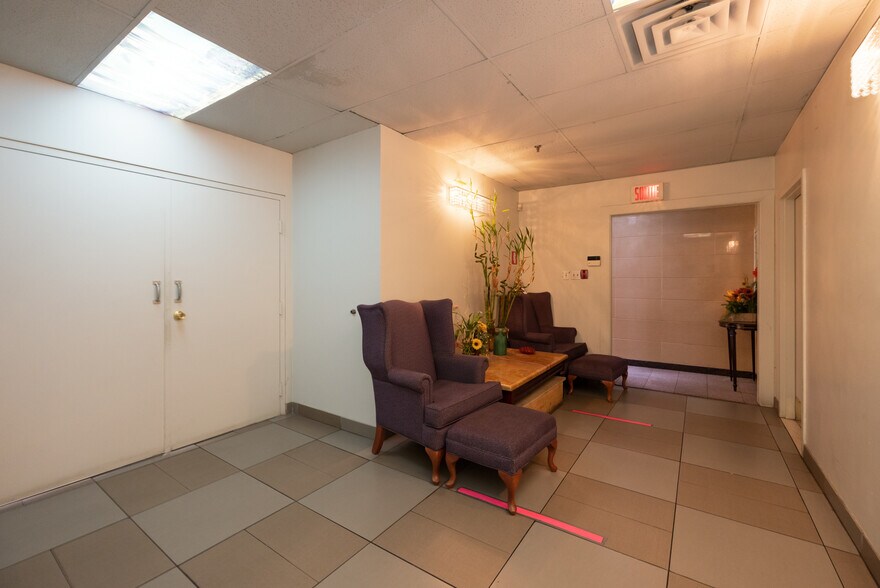 More Photos Of 1055 Boul Saint-Laurent, Montréal General Retail For Lease