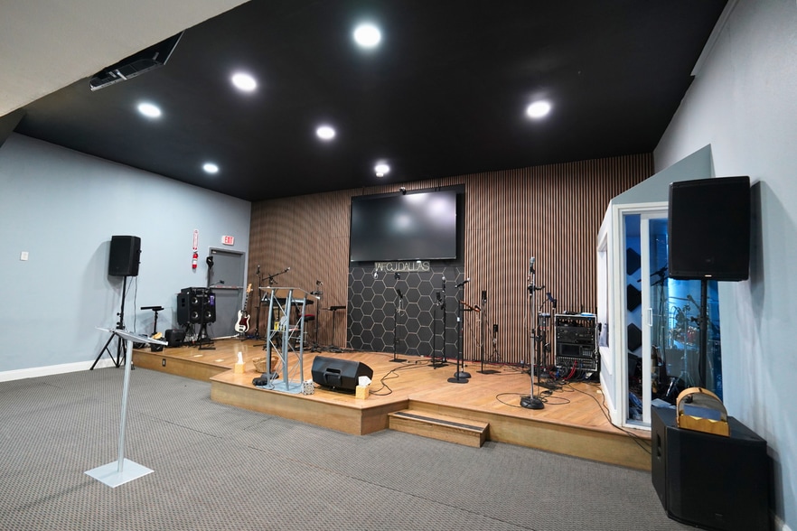 More Photos Of 527 Cumberland St, Dallas Religious Facility For Sale