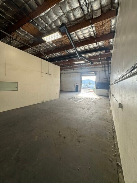 More Photos Of 210 Dupont St, Corona Showroom For Lease