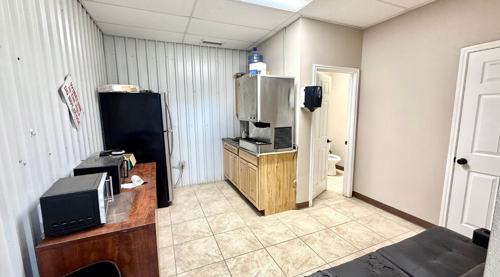 More Photos Of 11000 W County Road 72, Midland Distribution For Lease