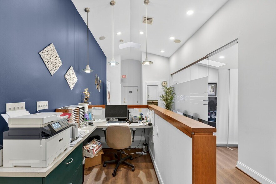 More Photos Of 10130-10134 Colvin Run Rd, Great Falls Medical For Lease