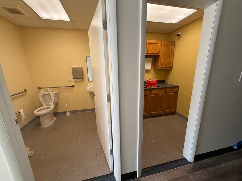 More Photos Of 5867-5873 Mayfield Rd, Mayfield Heights Storefront Retail Office For Lease
