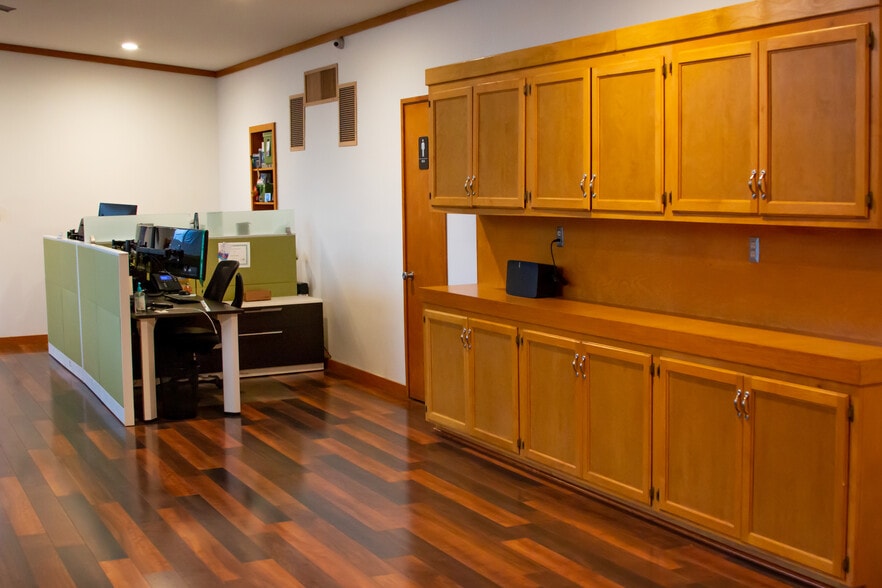 More Photos Of 2323 E St, Bakersfield Loft Creative Space For Lease