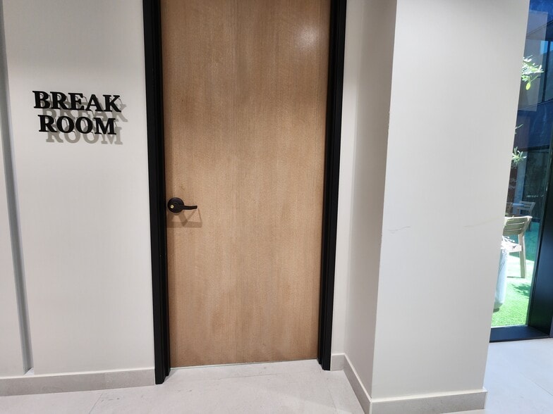 More Photos Of 5121 Van Nuys Blvd, Sherman Oaks Office Residential For Lease