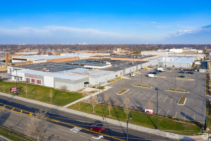 More Photos Of 3500 Oakton St, Skokie Warehouse For Lease