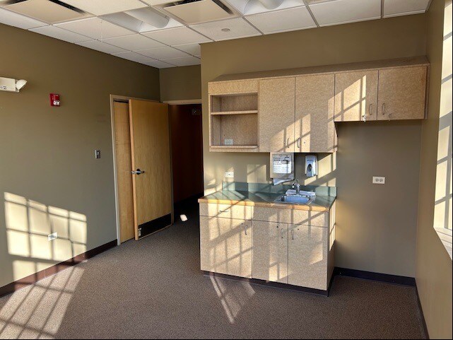 More Photos Of 2009 Warrenville Rd, Lisle Office For Lease