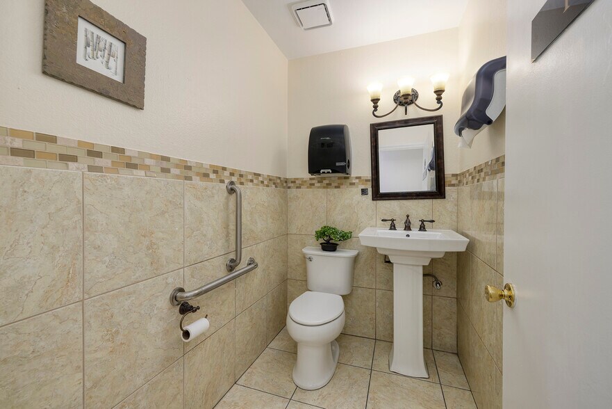 More Photos Of 2950 E Flamingo Rd, Las Vegas Office For Lease