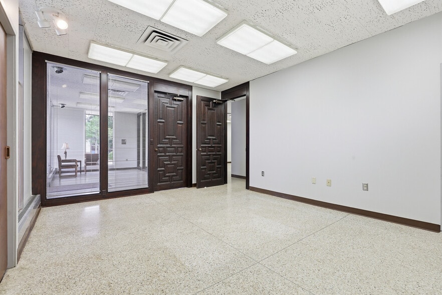 More Photos Of 106 S Texas Ave, Greenville Office For Sale