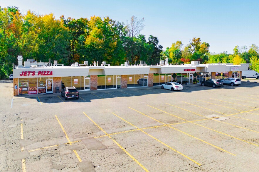 More Photos Of 1110-1126 N Pontiac Trail, Walled Lake Freestanding For Lease