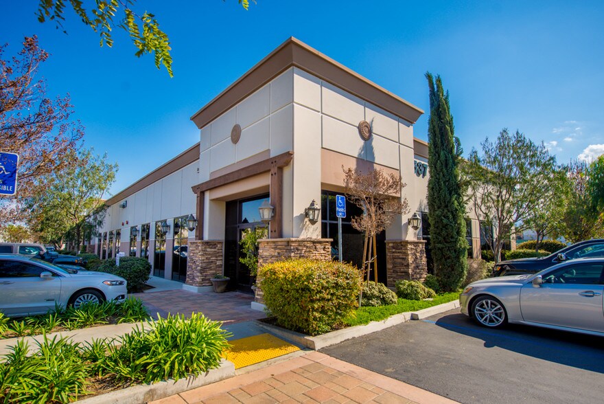 More Photos Of 537 Queensland Cir, Corona Loft Creative Space For Lease