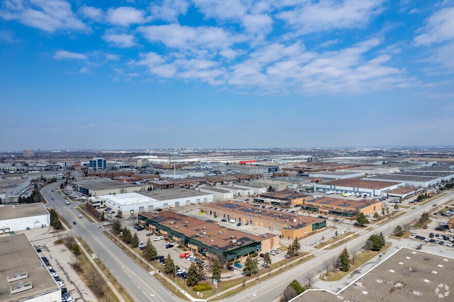 More Photos Of 151 Superior Blvd, Mississauga Warehouse For Lease