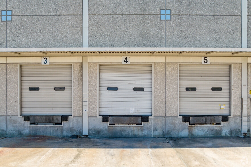 More Photos Of 10600 Corporate Dr, Stafford Warehouse For Lease