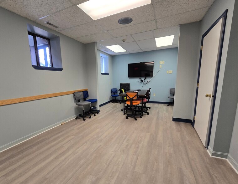 More Photos Of 41 Main St, Florence Loft Creative Space For Lease