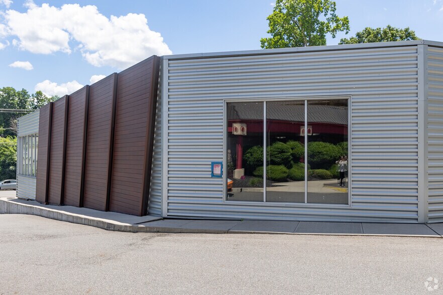 More Photos Of 41 Forest Ave, Glen Cove General Retail For Lease