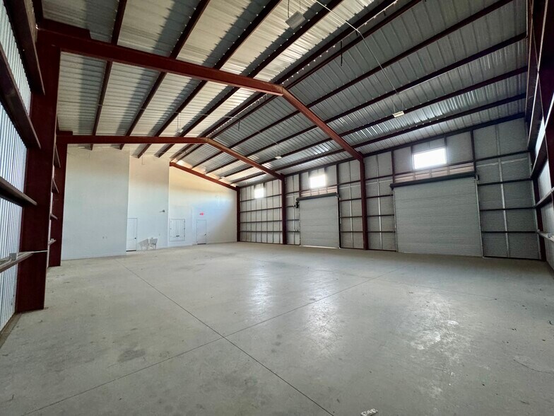 More Photos Of 105 McBar Dr, Jarrell Light Distribution For Lease