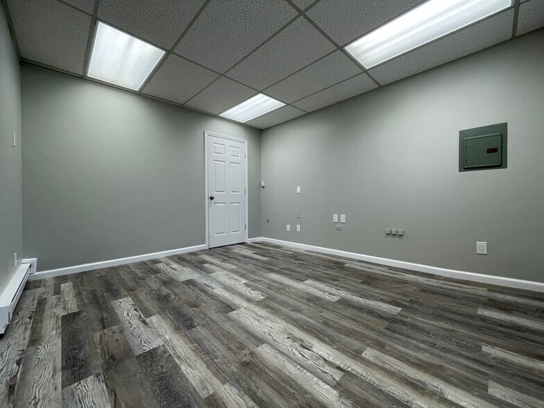 More Photos Of 2504 Grand Ave, Baldwin Office For Lease