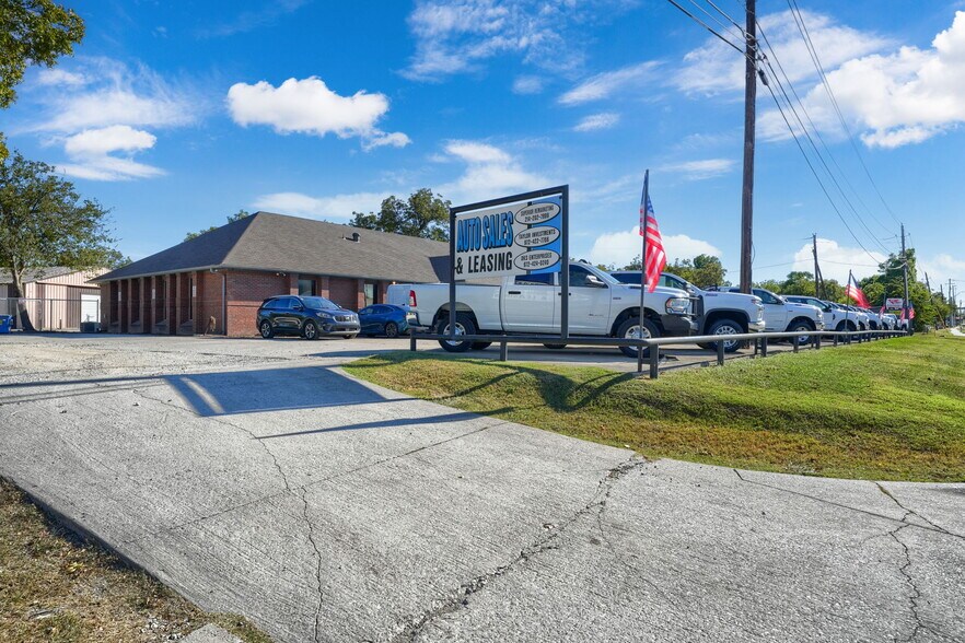 More Photos Of 6812 Avenue K, Plano Flex For Lease