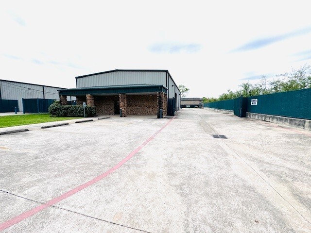 More Photos Of 2158 Pansy St, Pasadena Light Distribution For Lease