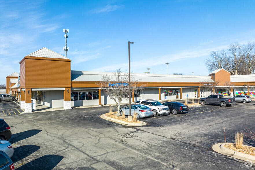 More Photos Of 800-862 SW Blue Pky, Lee's Summit Unknown For Lease