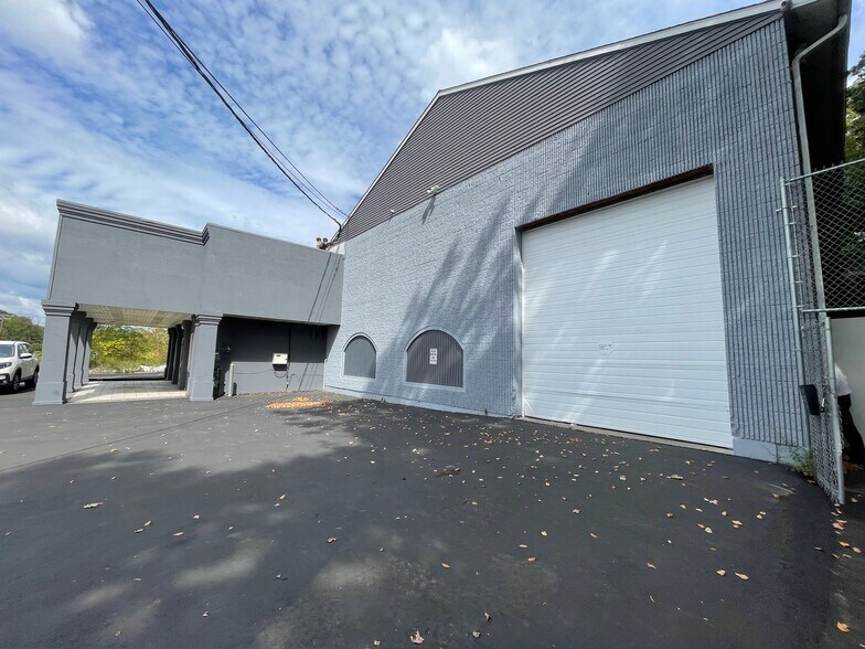 More Photos Of 2391 S Main St, Waterbury Showroom For Lease