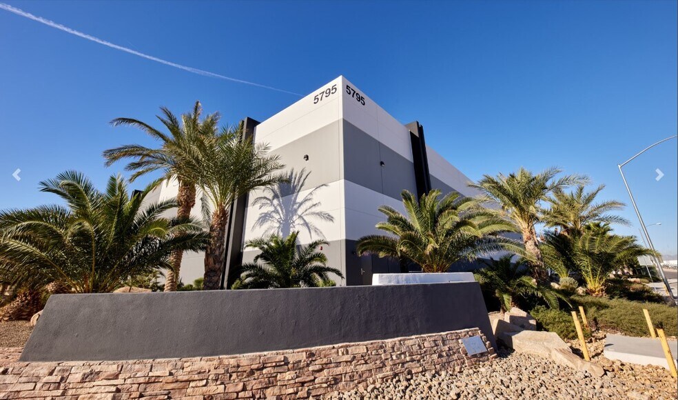 More Photos Of 5795 N Hollywood Blvd, Las Vegas Service For Sale