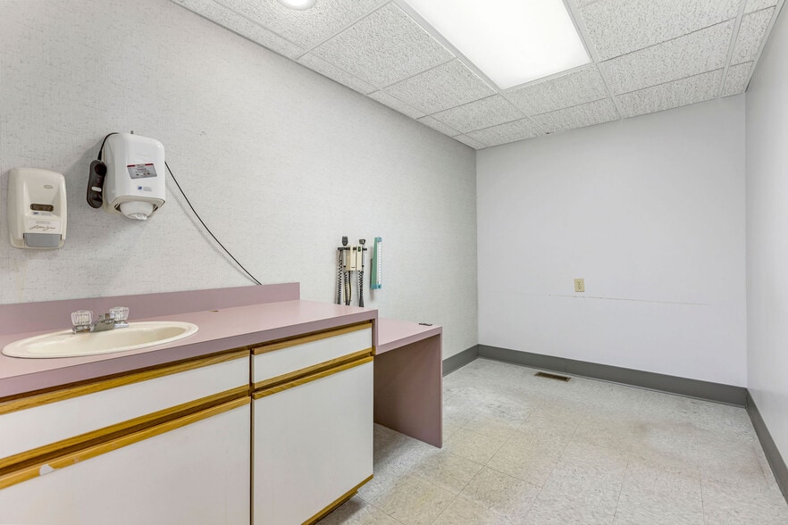 More Photos Of 5850 Boymel Dr, Fairfield Medical For Sale