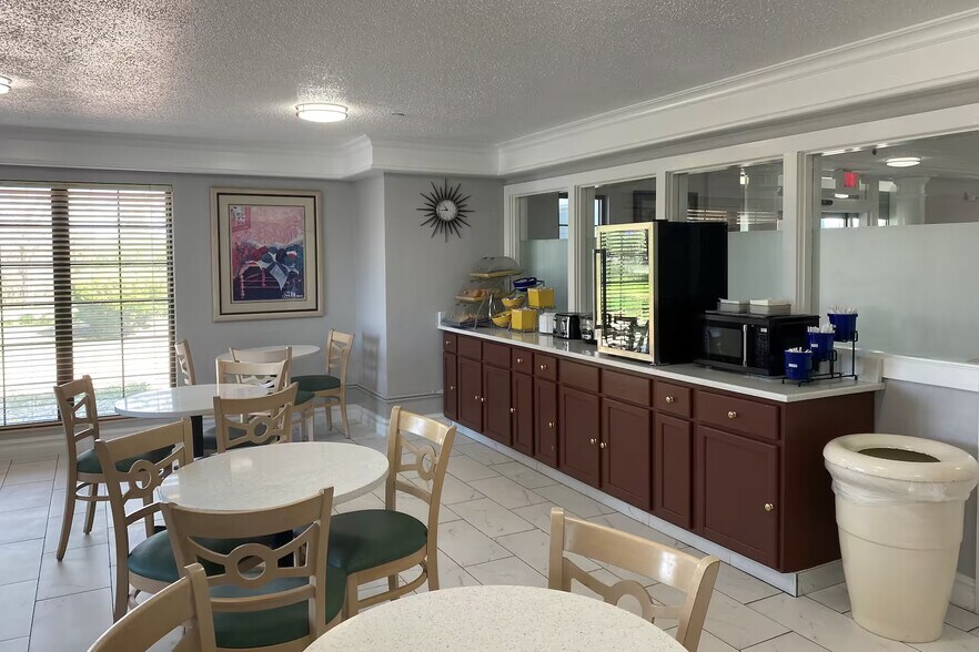 More Photos Of 1415 W Dundee Rd, Arlington Heights Hotel For Sale