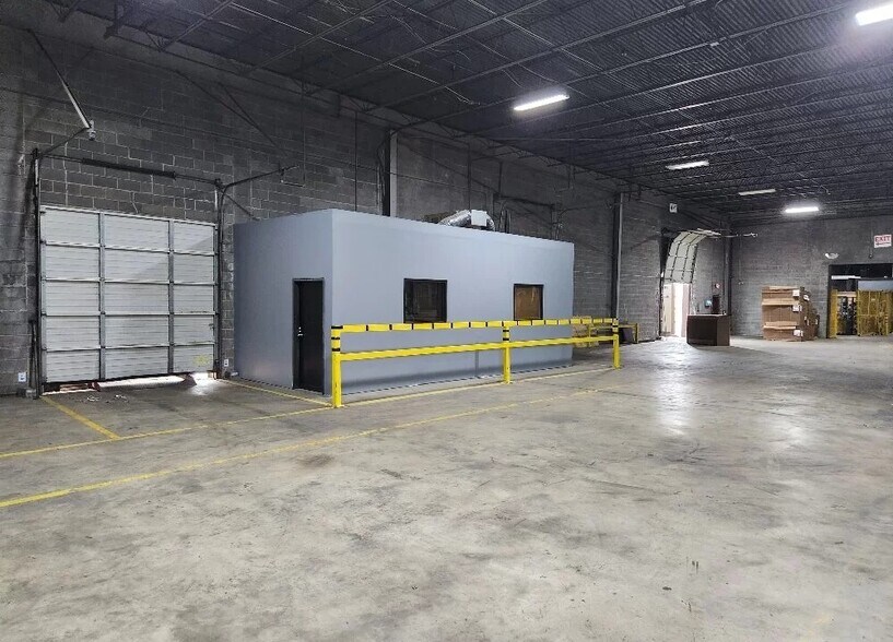 More Photos Of 10901 Carpet St, Charlotte Warehouse For Lease