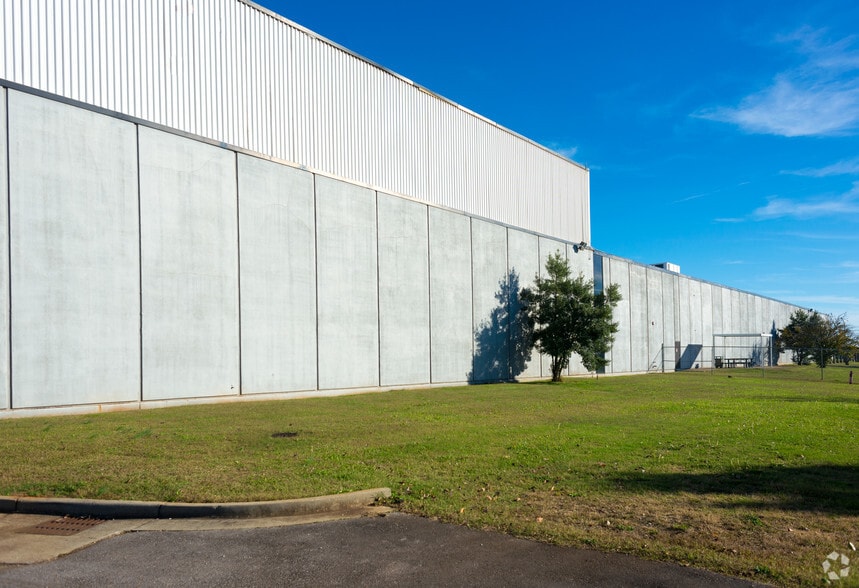 More Photos Of 646 James Record Rd, Huntsville Manufacturing For Lease