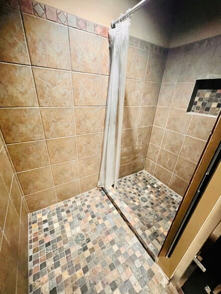 More Photos Of 163 Business Park Dr, Lebanon Light Manufacturing For Lease