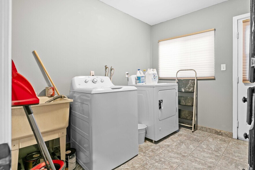 More Photos Of 7317 Clybourn Ave, Sun Valley Contractor Storage Yard For Sale
