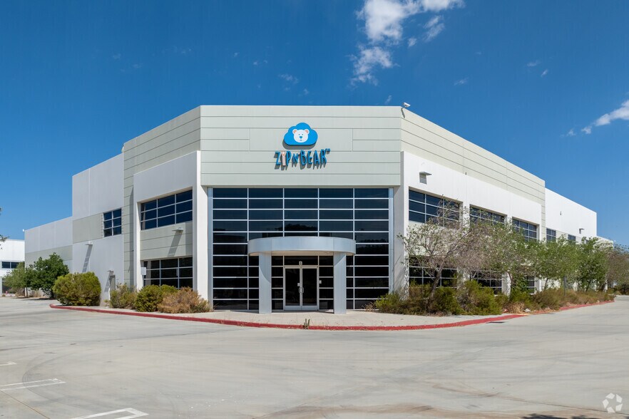 More Photos Of 114 Grand Cypress Ave, Palmdale Warehouse For Lease